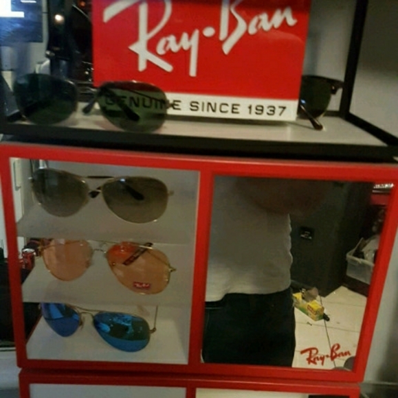 17 RayBans to pick from & display case great colle - Picture 3 of 3